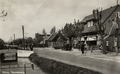 15313 Gezicht op de wetering en de Herenweg met bebouwing en beplanting te Wilnis, uit het oosten. N.B. De gemeente ...